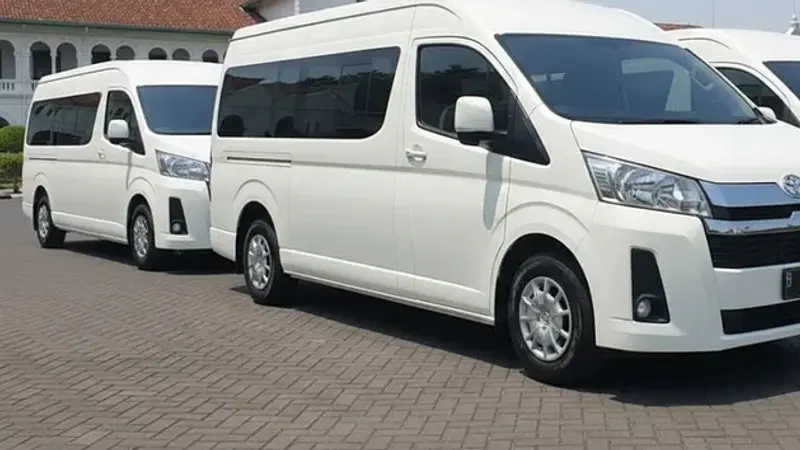 Interior Hiace sewa Lubuklinggau dengan kursi reclining dan AC dingin