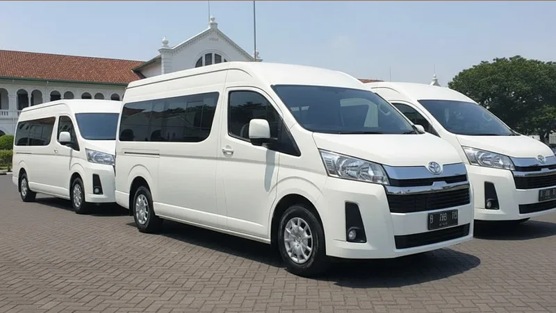 Armada Toyota Hiace putih untuk sewa carter Lubuklinggau dengan driver