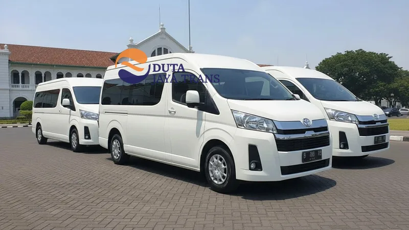 Interior armada Toyota Hiace Premio travel Jakarta ke Solo - kabin full AC dan reclining seat