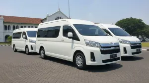 Interior armada Toyota Hiace travel Lampung ke Bekasi - kabin full AC dan reclining seat
