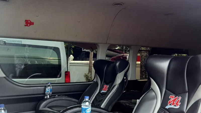 Interior armada Toyota Hiace travel Palembang ke Jambi - kabin full AC dan reclining seat